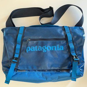 Patagonia Black Hole 24L Messenger Bag Blue